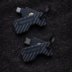 Czarny zestaw dwóch ochronnych etui na klucze YubiKey z grawerem „primary” oraz „backup”. Widoczny klucz YubiKey 5C NFC oraz YubiKey 5 NFC w wersji USB-A wysunięte z obudów. Idealne rozwiązanie do odróżnienia klucza głównego od zapasowego.