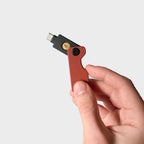 Lock Nest Orbit Red Brick Obrotowe etui case trzymane w dłoni