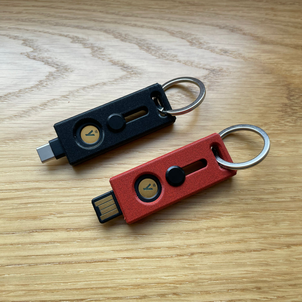 Lock Nest Slide Duo Primary Backup zestaw dwóch etui w kolorze czarnym grawer primary i czerwonym grawer backup. Pełna ochrona dla Twoich kluczy sprzętowych YubiKey