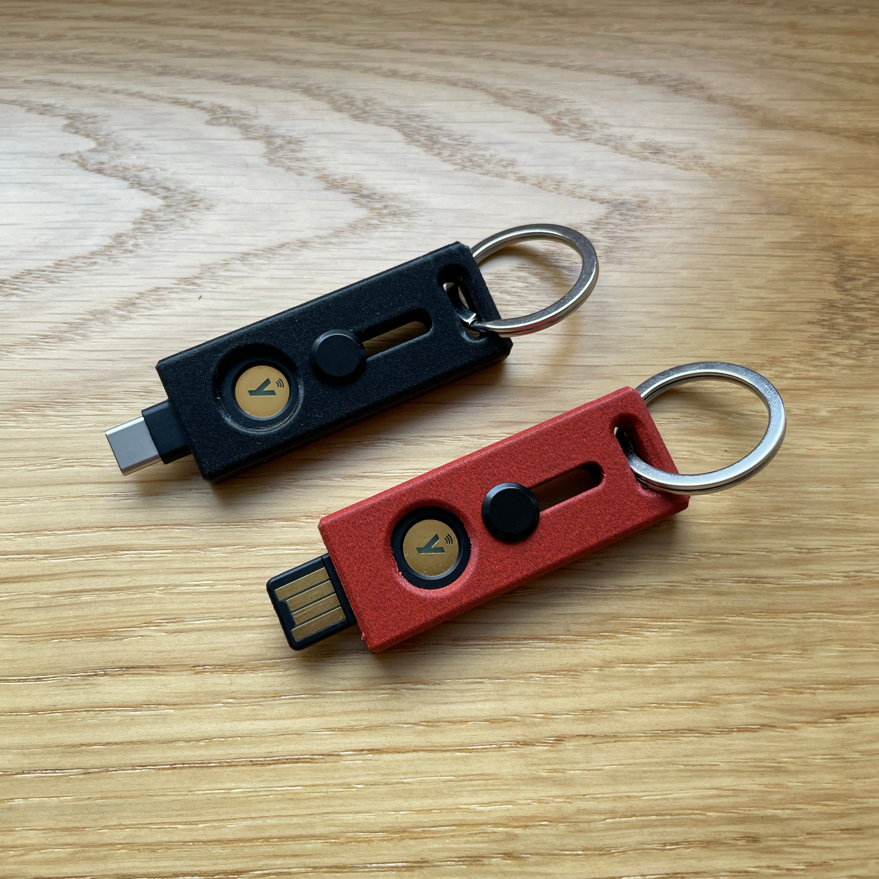 Lock Nest Slide Duo Primary Backup zestaw dwóch etui w kolorze czarnym grawer primary i czerwonym grawer backup. Pełna ochrona dla Twoich kluczy sprzętowych YubiKey