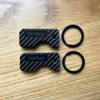 Czarny zestaw dwóch ochronnych etui na klucze YubiKey z grawerem „primary” oraz „backup”. Widoczny klucz YubiKey 5C NFC oraz YubiKey 5 NFC w wersji USB-A wysunięte z obudów. Idealne rozwiązanie do odróżnienia klucza głównego od zapasowego. Czarne kółka do kluczy.