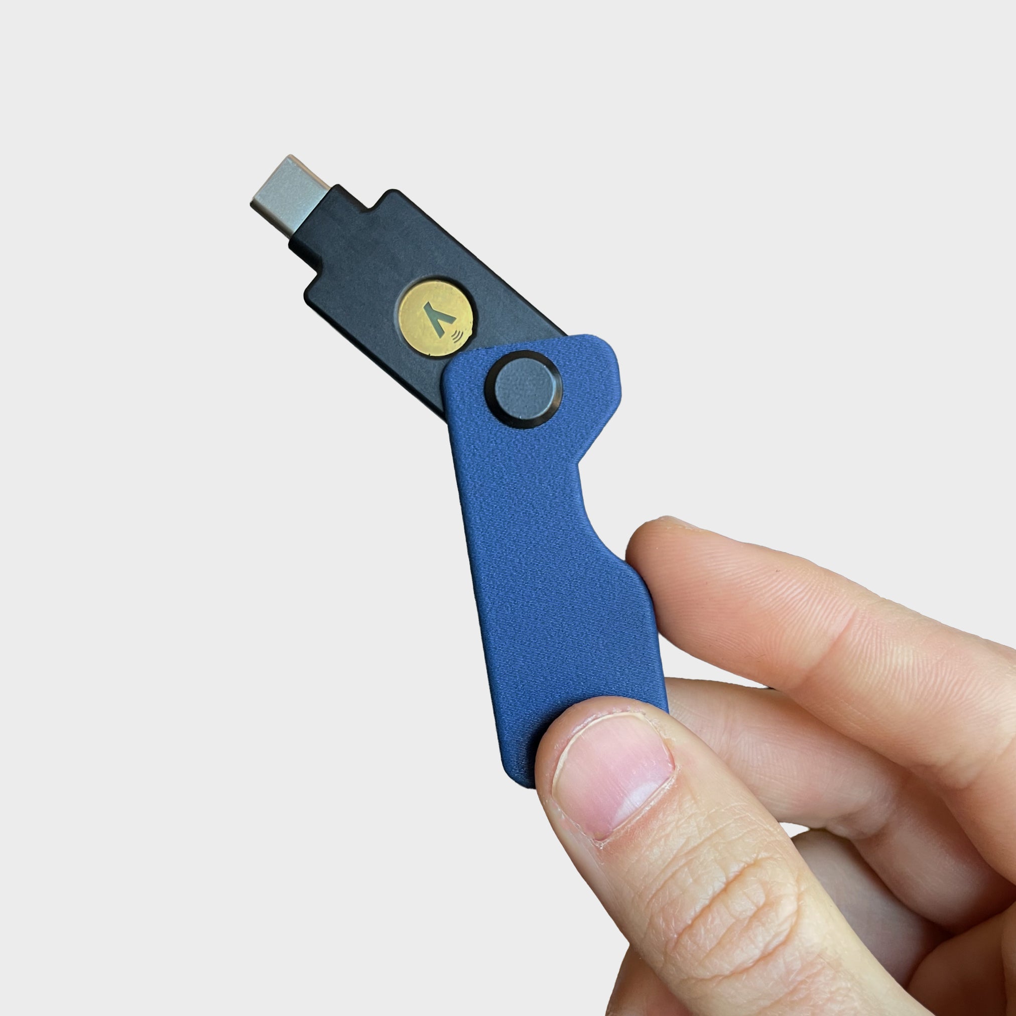 Niebieskie indygo etui YubiKey Lock Nest Orbit