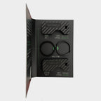 Prezent dla Informatyka_Etui Lock Nest Pivot do kluczy sprzętowych Yubikey Opakowanie Czarny zestaw dwóch ochronnych etui na klucze YubiKey z grawerem „primary” oraz „backup”. Widoczny klucz YubiKey 5C NFC oraz YubiKey 5 NFC w wersji USB-A wysunięte z obudów. Idealne rozwiązanie do odróżnienia klucza głównego od zapasowego. 