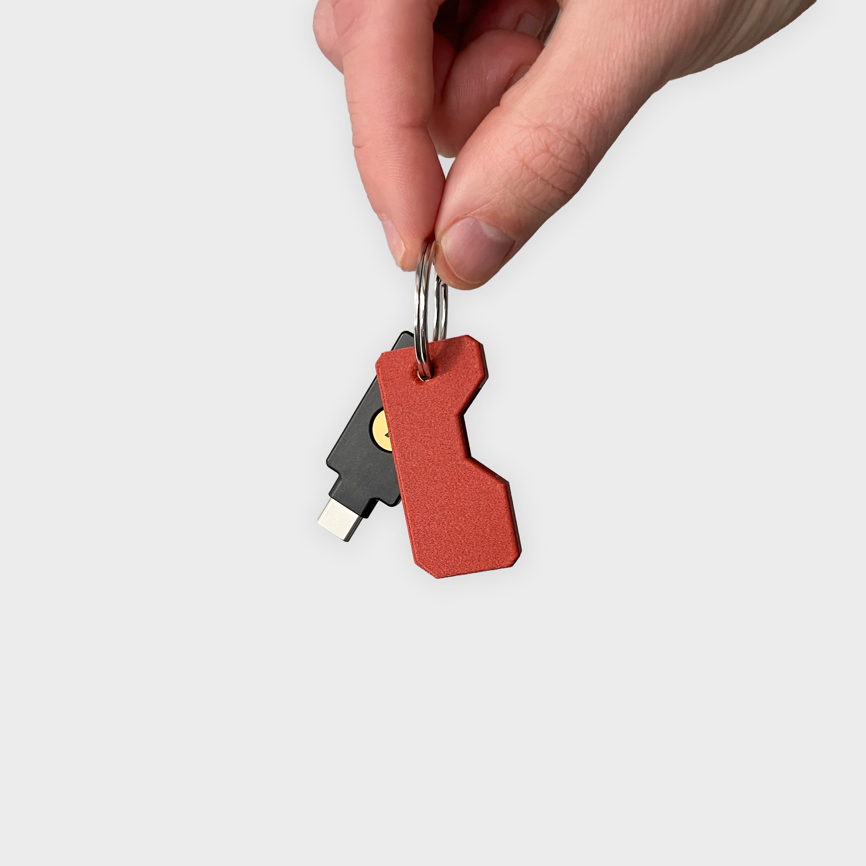 Czerwone etui Lock Nest Pivot w dłoni – łatwe do znalezienia w torbie